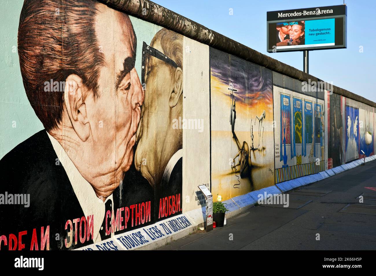 Bruderkuss zwischen Breschnew und Honecker, Wandbild auf einem Mauerrückstand, East Side Gallery, Deutschland, Berlin Stockfoto