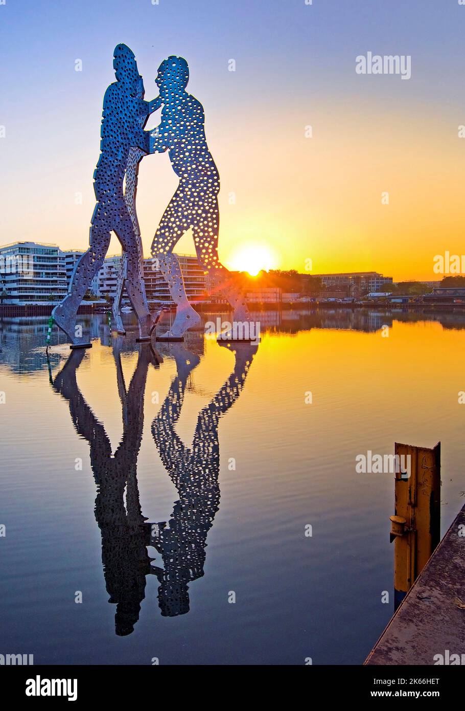 Molecule man, monumentales Kunstwerk in der Spree bei Sonnenaufgang, Deutschland, Berlin Stockfoto