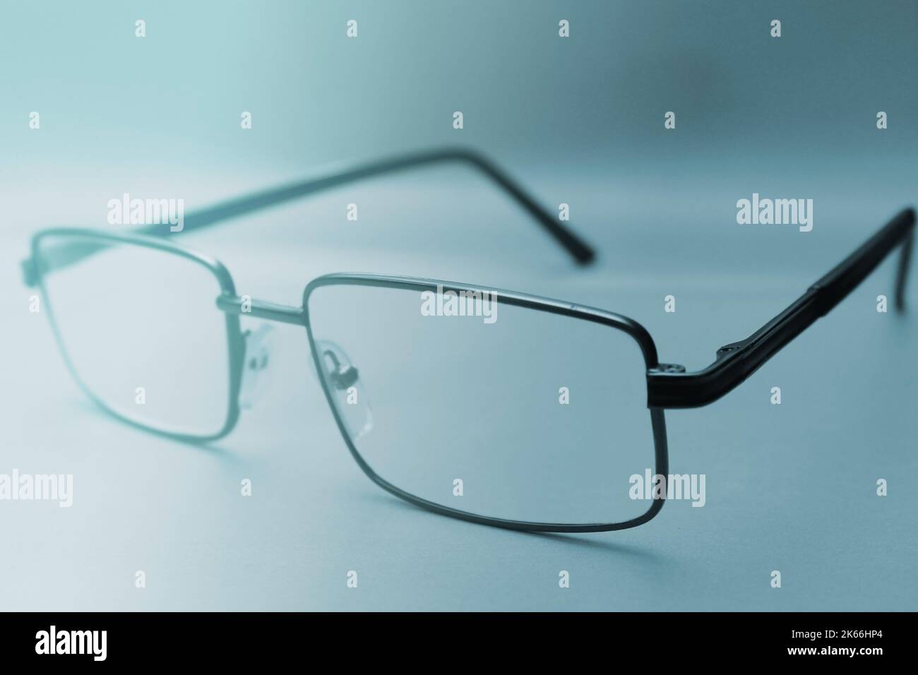 Brille in schwarzem Rahmen auf blauem Hintergrund mit Kopierraum. Welttag des Sehens. Unscharfer Hintergrund Stockfoto