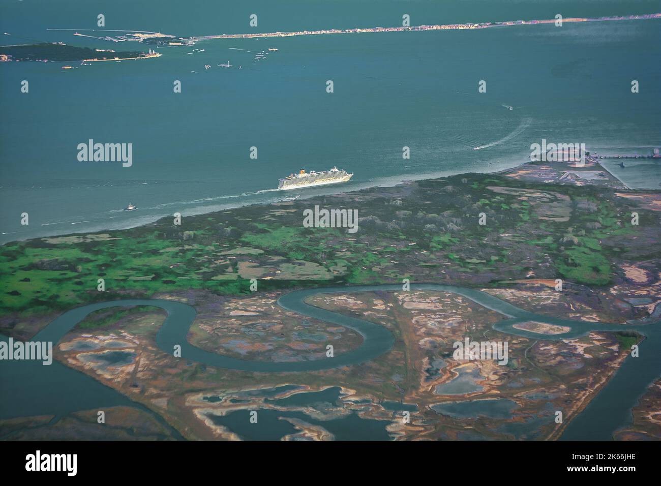 Venedig Italien - Luftaufnahme mit einem großen Schiff in der Lagune von Venedig Stockfoto
