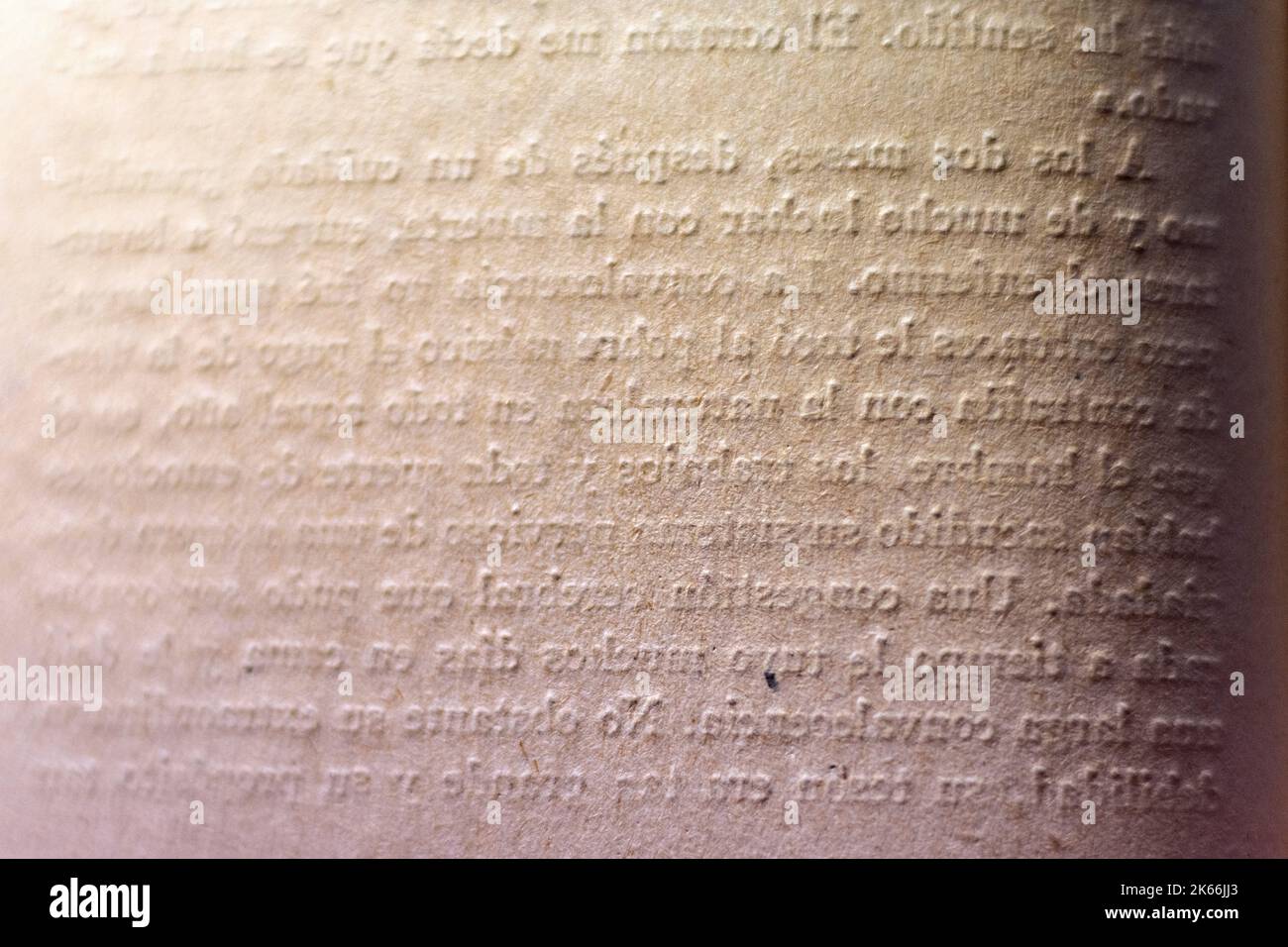 Texture.Schreibgeschriebene Buchstabenmarken auf der Rückseite eines Buches. Stockfoto