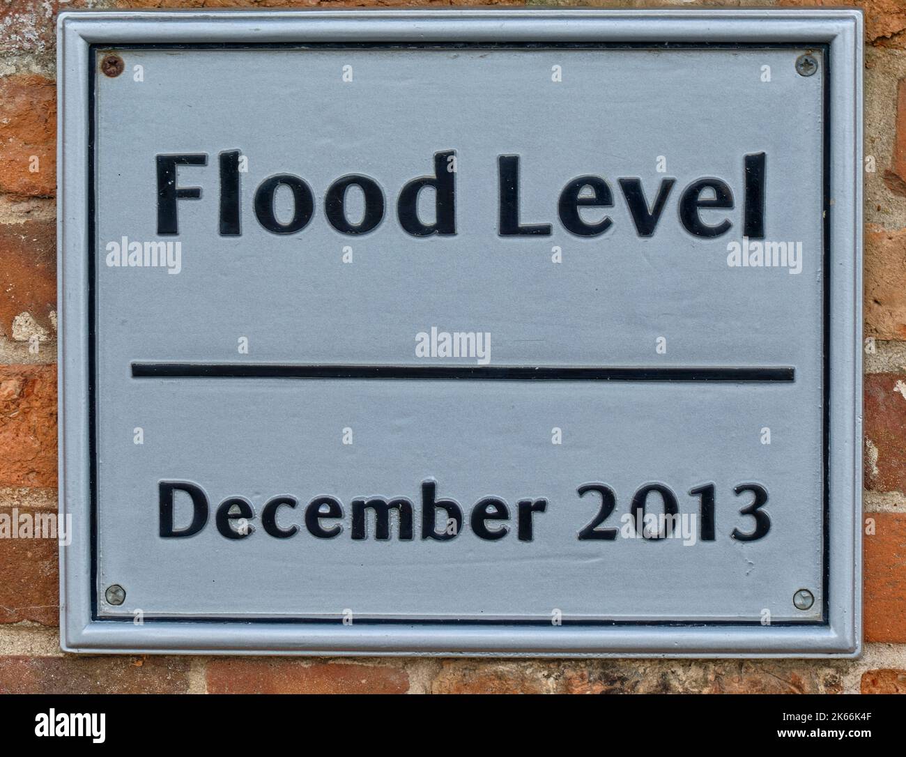 Hochwassermarkierung vom 2013. Dezember an der Wand in der Nähe von Dial House, Brancaster Staithe, Norfolk Stockfoto
