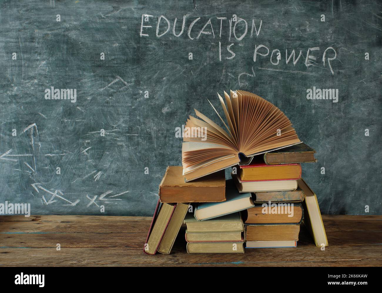 Offenes Buch, Hardback Bücher mit Bildung ist Macht Slogan auf Tafel, Bildung, Lernen und Lesen Konzept. Freier Speicherplatz für Kopien Stockfoto