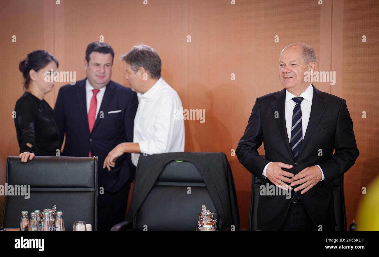 Berlin, Deutschland. 12. Oktober 2022. Annalena Baerbock (fl, Bündnis 90/die Grünen), Außenminister Hubertus Heil (SPD), Bundesminister für Arbeit und Soziales, Robert Habeck (Bündnis 90/die Grünen), Bundesminister für Wirtschaft und Klimaschutz und Bundeskanzler Olaf Scholz (SPD) nehmen an der Kabinettssitzung im Bundeskanzleramt Teil. Quelle: Kay Nietfeld/dpa/Alamy Live News Stockfoto