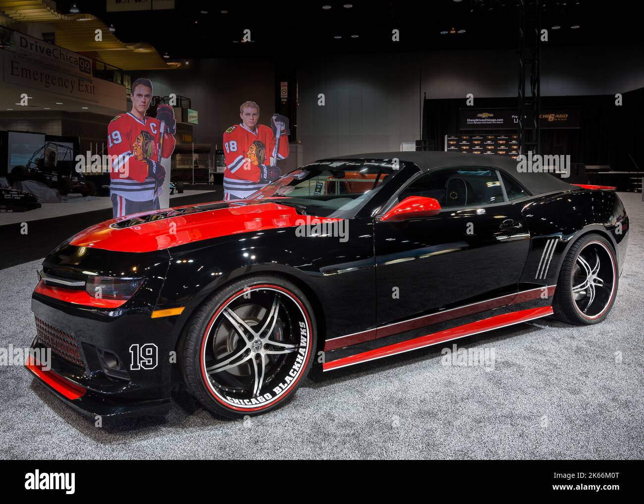 CHICAGO, IL/USA - 6. FEBRUAR 2014: 2014 Chicago Blackhawks Chevrolet (Chevy) Camaro mit Ausschnitten der Hockeystars Jonathan Toews und Patrick Kane. Stockfoto