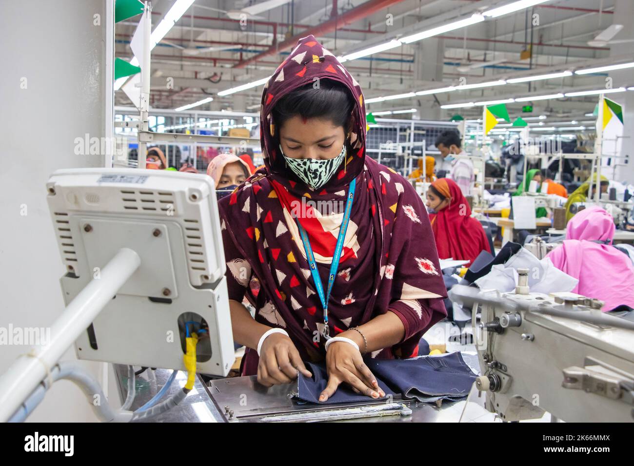 Gazipur, Dhaka, Bangladesch. 12. Oktober 2022. In einer Bekleidungsfabrik in Gazipur, Bangladesch, stellen Arbeiter Kleidung her. Vier von fünf der 4,4 Millionen Beschäftigten in der Bekleidungsindustrie in Bangladesch sind Frauen. Die Ready-Made-Garment-Industrie (RMG) ist ein Hauptpfeiler dieser wirtschaftlichen Erfolgsgeschichte. Bangladesch ist heute einer der größten Bekleidungsexporteure der Welt, wobei der RMG-Sektor 84 % der Exporte Bangladeschs ausmacht. Kredit: ZUMA Press, Inc./Alamy Live Nachrichten Stockfoto