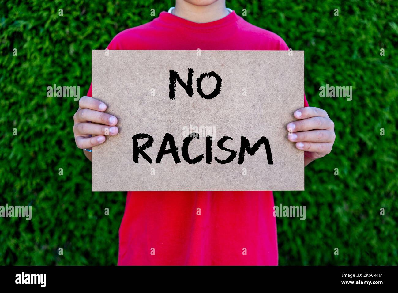 Junge mit Schild und Anti-Rassismus-Slogan Stockfoto