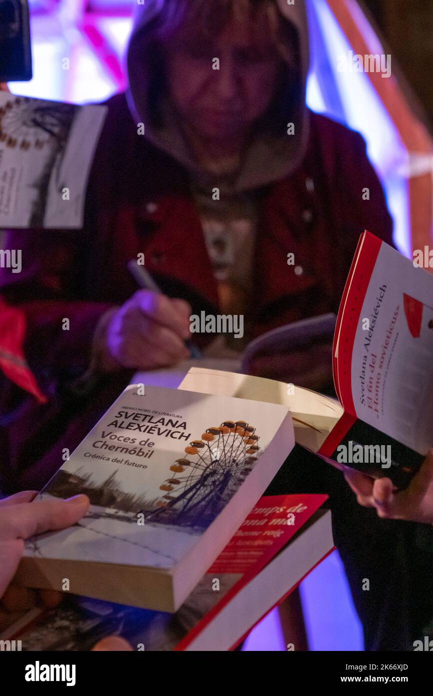 Barcelona, Spanien. 11. Oktober 2022. Die Nobelpreisträgerin für Literatur Svetlana Aleksievich wird während ihrer Rede auf der Barcelona Thought Biennale beim Signieren von Kopien ihrer Bücher gesehen. Im Rahmen des Barcelona Culture Center (CCCB) fand die dritte Edition der Denkbiennale statt, eine Bühne für die Reflexion über die großen zeitgenössischen Debatten. Kredit: SOPA Images Limited/Alamy Live Nachrichten Stockfoto