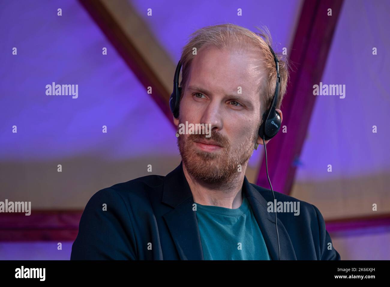 Barcelona, Spanien. 11. Oktober 2022. Der niederländische Historiker Rutger Bregman ist während seiner Rede auf der Barcelona Thought Biennale zu sehen. Im Rahmen des Barcelona Culture Center (CCCB) fand die dritte Edition der Denkbiennale statt, eine Bühne für die Reflexion über die großen zeitgenössischen Debatten. Kredit: SOPA Images Limited/Alamy Live Nachrichten Stockfoto