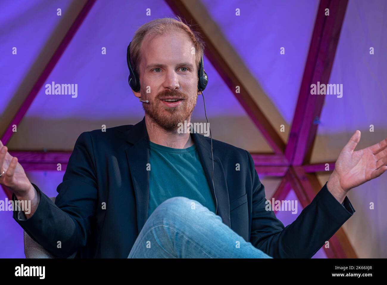 Barcelona, Spanien. 11. Oktober 2022. Der niederländische Historiker Rutger Bregman ist während seiner Rede auf der Barcelona Thought Biennale zu sehen. Im Rahmen des Barcelona Culture Center (CCCB) fand die dritte Edition der Denkbiennale statt, eine Bühne für die Reflexion über die großen zeitgenössischen Debatten. Kredit: SOPA Images Limited/Alamy Live Nachrichten Stockfoto