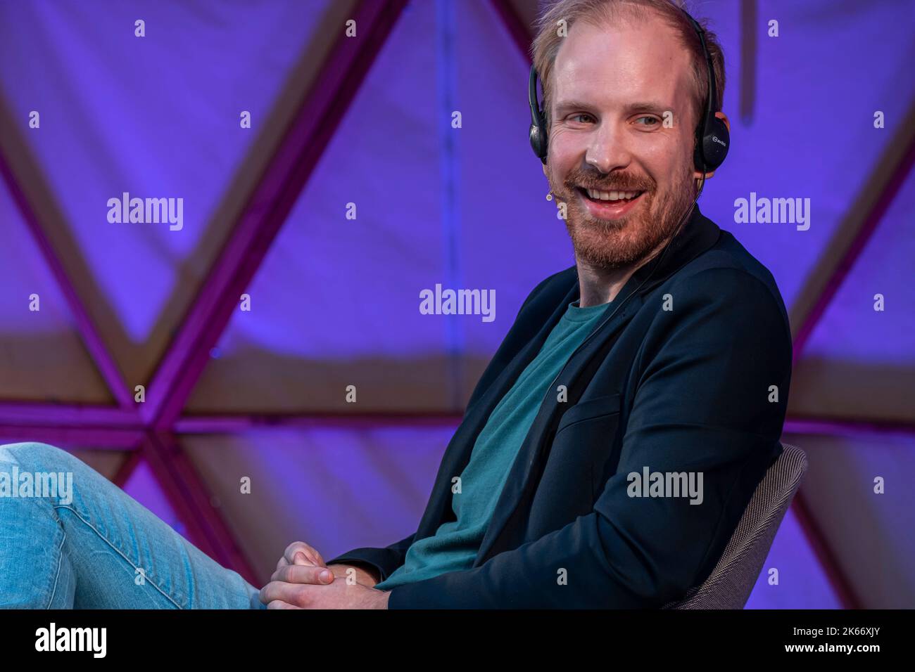 Barcelona, Spanien. 11. Oktober 2022. Der niederländische Historiker Rutger Bregman ist während seiner Rede auf der Barcelona Thought Biennale zu sehen. Im Rahmen des Barcelona Culture Center (CCCB) fand die dritte Edition der Denkbiennale statt, eine Bühne für die Reflexion über die großen zeitgenössischen Debatten. Kredit: SOPA Images Limited/Alamy Live Nachrichten Stockfoto