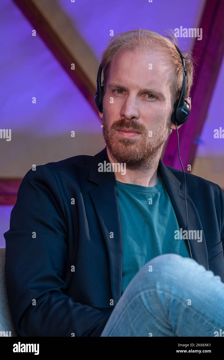 Barcelona, Spanien. 11. Oktober 2022. Der niederländische Historiker Rutger Bregman ist während seiner Rede auf der Barcelona Thought Biennale zu sehen. Im Rahmen des Barcelona Culture Center (CCCB) fand die dritte Edition der Denkbiennale statt, eine Bühne für die Reflexion über die großen zeitgenössischen Debatten. Kredit: SOPA Images Limited/Alamy Live Nachrichten Stockfoto