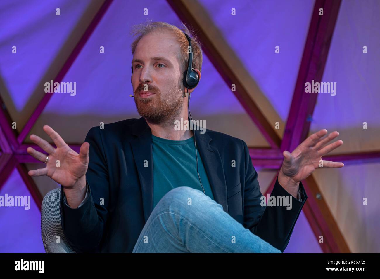 Barcelona, Spanien. 11. Oktober 2022. Der niederländische Historiker Rutger Bregman ist während seiner Rede auf der Barcelona Thought Biennale zu sehen. Im Rahmen des Barcelona Culture Center (CCCB) fand die dritte Edition der Denkbiennale statt, eine Bühne für die Reflexion über die großen zeitgenössischen Debatten. Kredit: SOPA Images Limited/Alamy Live Nachrichten Stockfoto