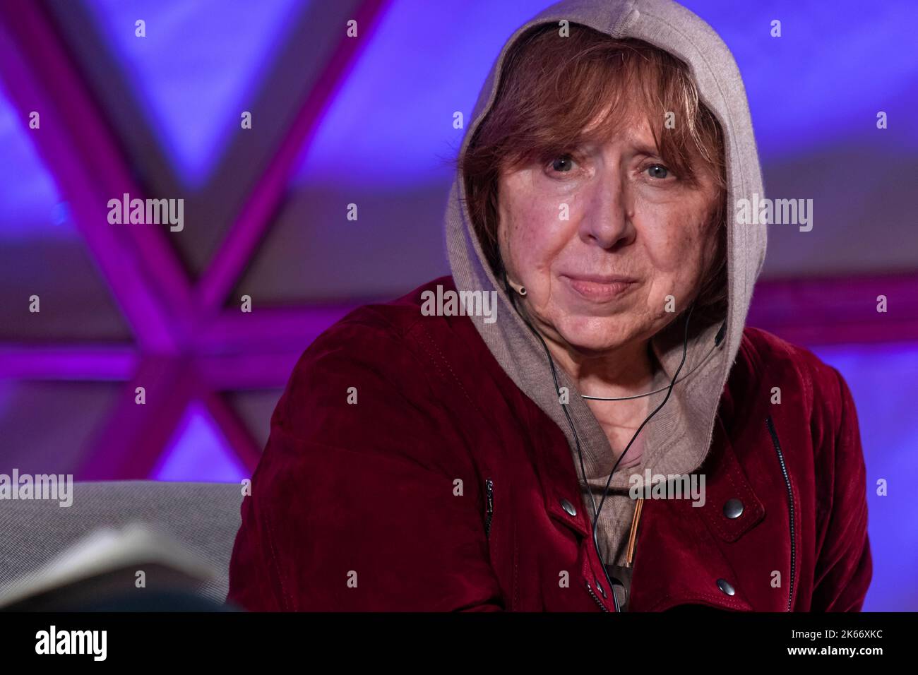 Barcelona, Spanien. 11. Oktober 2022. Die Nobelpreisträgerin für Literatur Svetlana Aleksievich ist während ihrer Rede auf der Barcelona Thought Biennale zu sehen. Im Rahmen des Barcelona Culture Center (CCCB) fand die dritte Edition der Denkbiennale statt, eine Bühne für die Reflexion über die großen zeitgenössischen Debatten. Kredit: SOPA Images Limited/Alamy Live Nachrichten Stockfoto