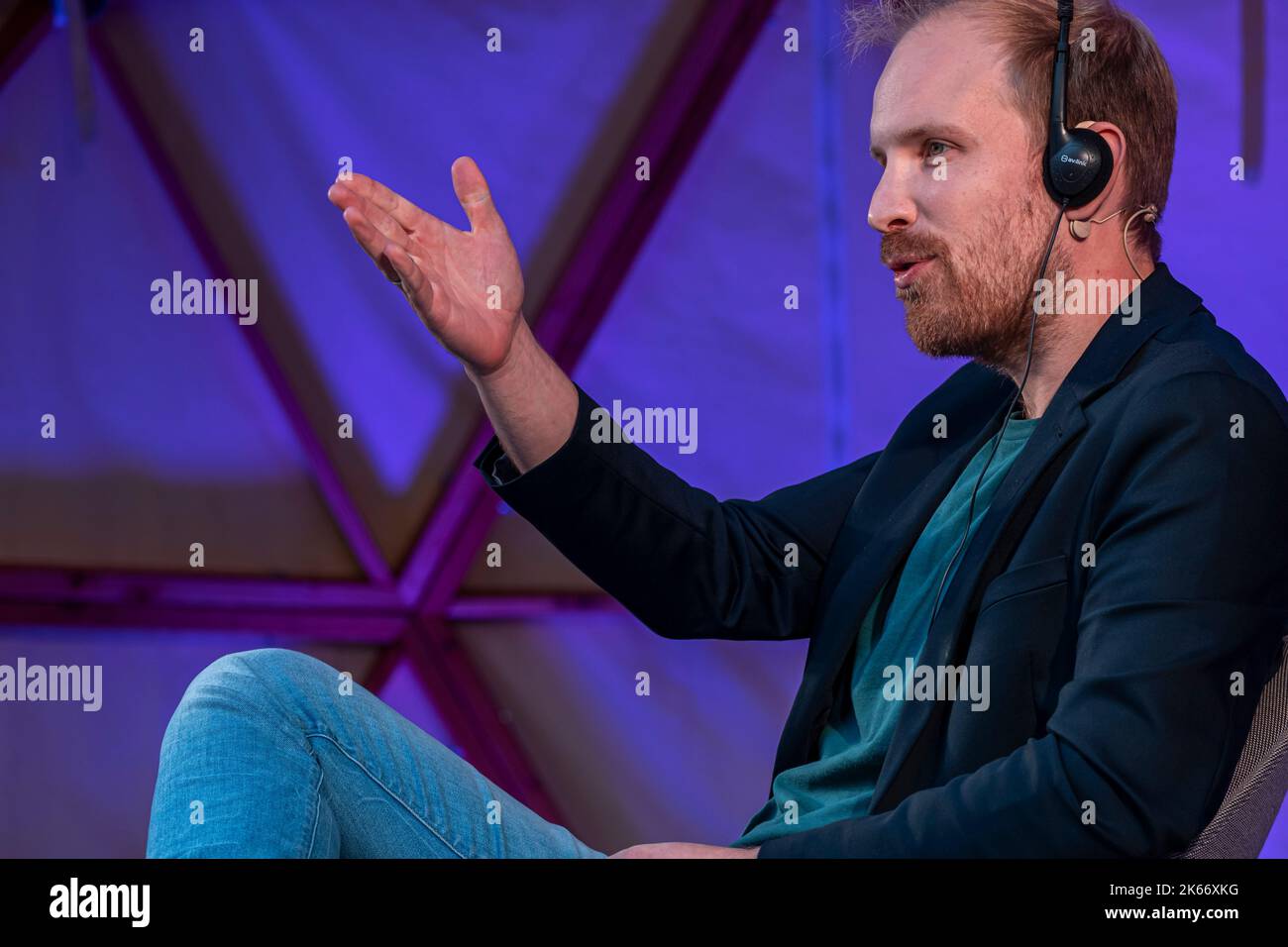 Barcelona, Spanien. 11. Oktober 2022. Der niederländische Historiker Rutger Bregman ist während seiner Rede auf der Barcelona Thought Biennale zu sehen. Im Rahmen des Barcelona Culture Center (CCCB) fand die dritte Edition der Denkbiennale statt, eine Bühne für die Reflexion über die großen zeitgenössischen Debatten. Kredit: SOPA Images Limited/Alamy Live Nachrichten Stockfoto