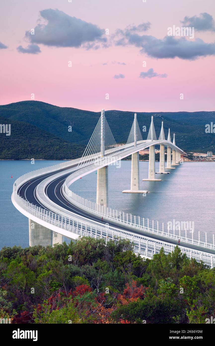 Peljesac-Brücke, Kroatien. Bild der schönen modernen mehrspan Kabel-blieb Peljesac Brücke über das Meer in Dubrovnik-Neretva County, Kroatien in sunri Stockfoto