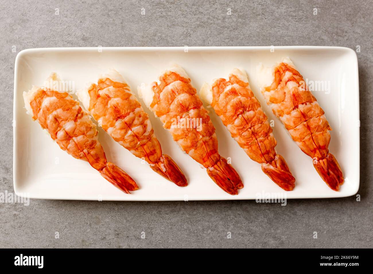 Sushi mit schwarzen Tigergarnelen und Meeresfrüchten Stockfoto