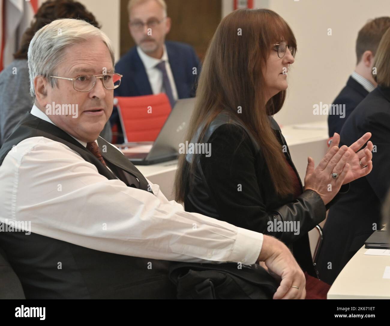 Potsdam, Deutschland. 12. Oktober 2022. Jörg Steinbach (SPD), Minister für Wirtschaft, Arbeit und Energie des Landes Brandenburg, und Katrin lange (SPD, r), Ministerin der Finanzen des Landes Brandenburg, verfolgen die Debatte im landtag. Die Abgeordneten diskutieren unter anderem über den Haushaltsentwurf der Landesregierung für 20223/2024, den Arbeitsmarkt in Brandenburg und die PCK-Raffinerie in Schwedt. Quelle: Bernd Settnik/dpa/Alamy Live News Stockfoto