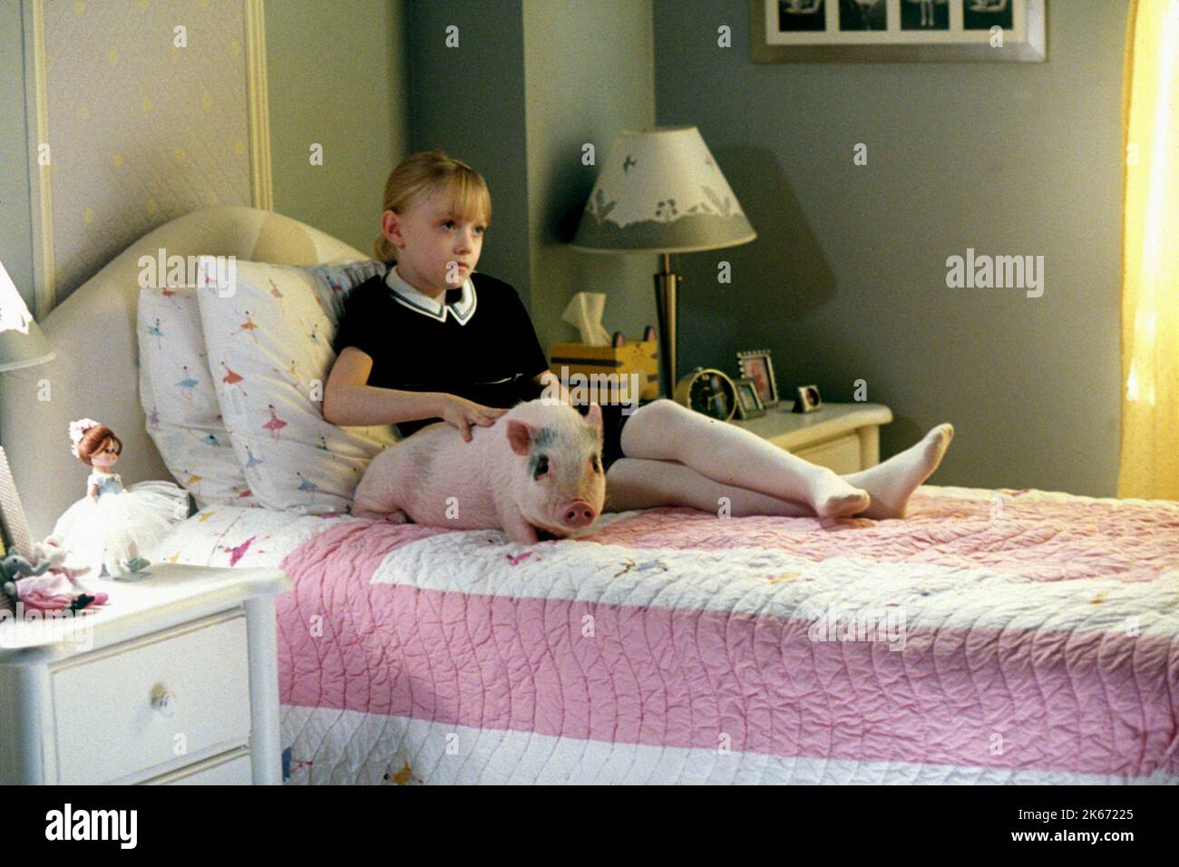 DAKOTA FANNING WITH PIG, UPTOWN GIRLS, 2003 Stockfoto