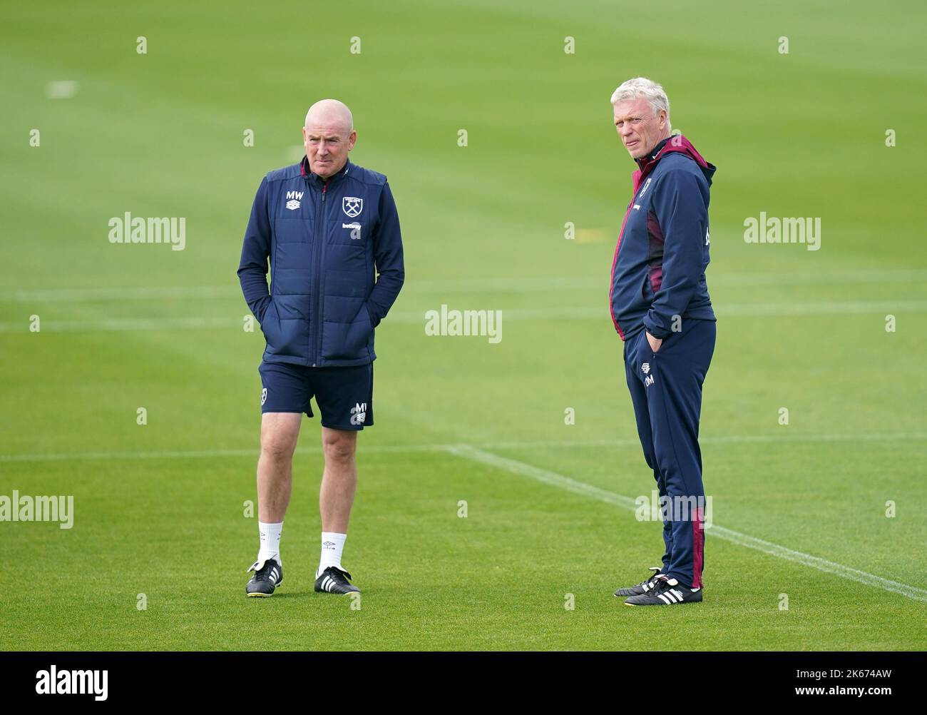 West Ham United Manager David Moyes (rechts) und der erste Teamtrainer Mark Warburton während einer Trainingseinheit im Rush Green Training Center, London. Bilddatum: Mittwoch, 12. Oktober 2022. Stockfoto