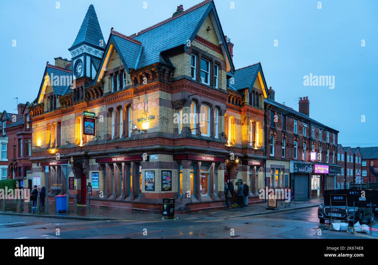 The Arkles Pub, an der Ecke Arkles Lane und Anfield Road, Anfield, Liverpool 4. Aufnahme im Dezember 2021. Stockfoto