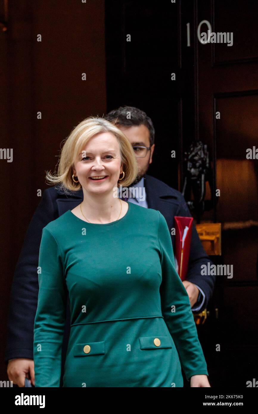Downing Street, London, Großbritannien. 12.. Oktober 2022.die britische Premierministerin Liz Truss verlässt die Downing Street Nummer 10, um an der wöchentlichen Fragestunde des Premierministers (PMQ) im Unterhaus teilzunehmen. Foto: Amanda Rose/Alamy Live News Stockfoto