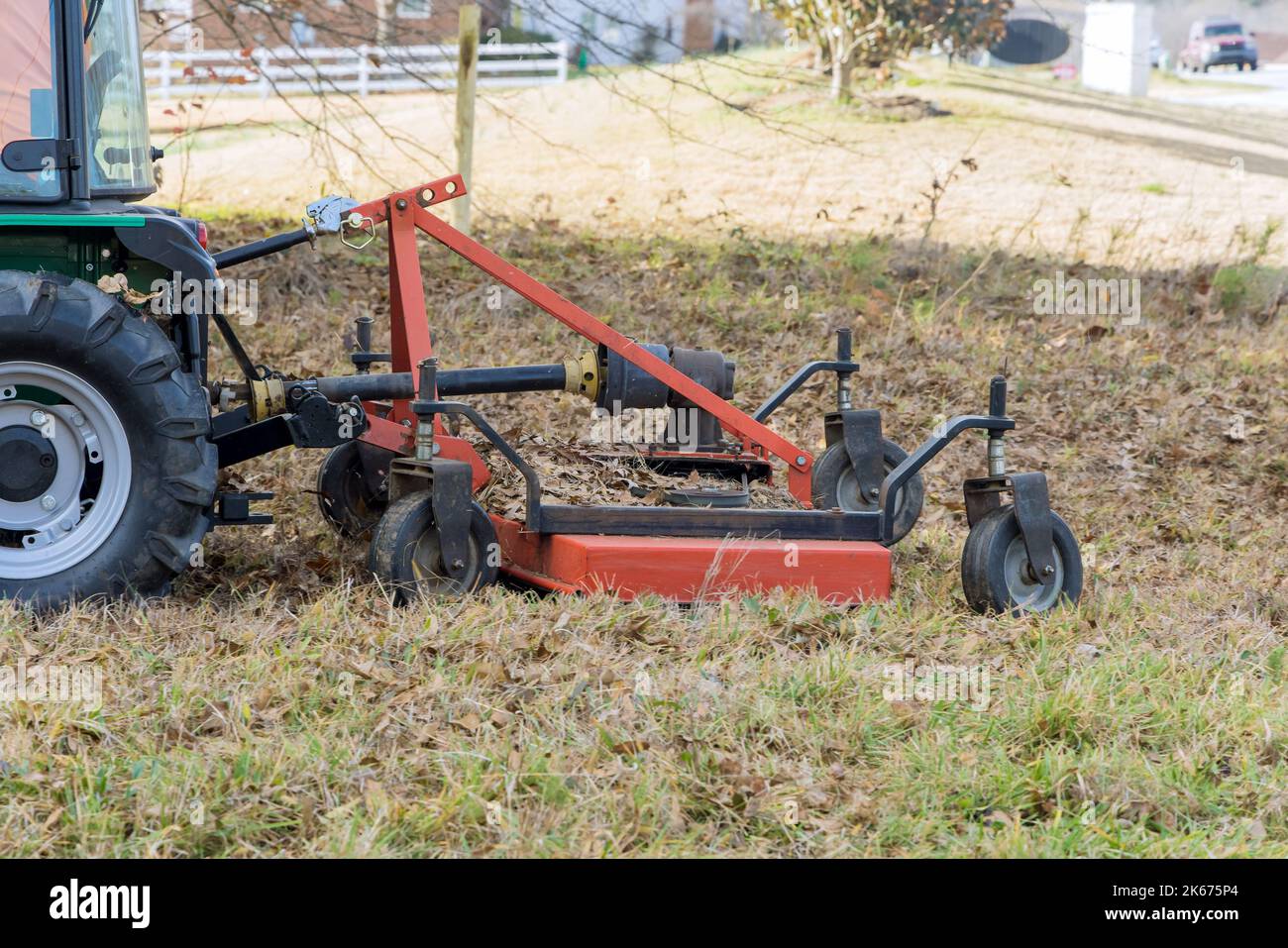 Im Herbst Traktor wird verwendet, um zu trimmen entfernen kleine Äste, die auf dem Boden wachsen Stockfoto