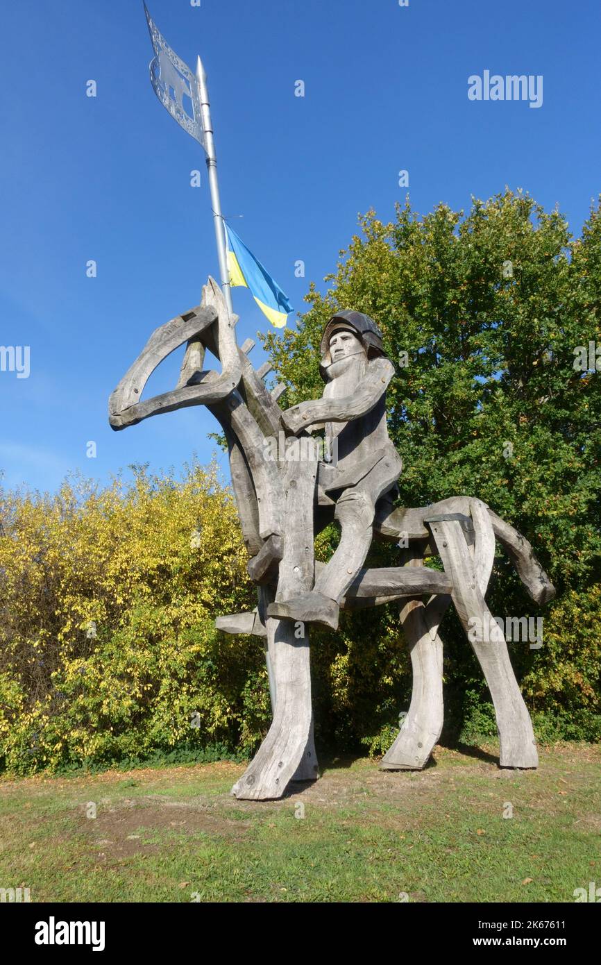 Arrivall Holzskulptur Victor aus grüner Eiche zeigt montiert Reiter mit Lanze und Wimpel erinnert an die Schlacht von Tewkesbury auf dem Ston Stockfoto