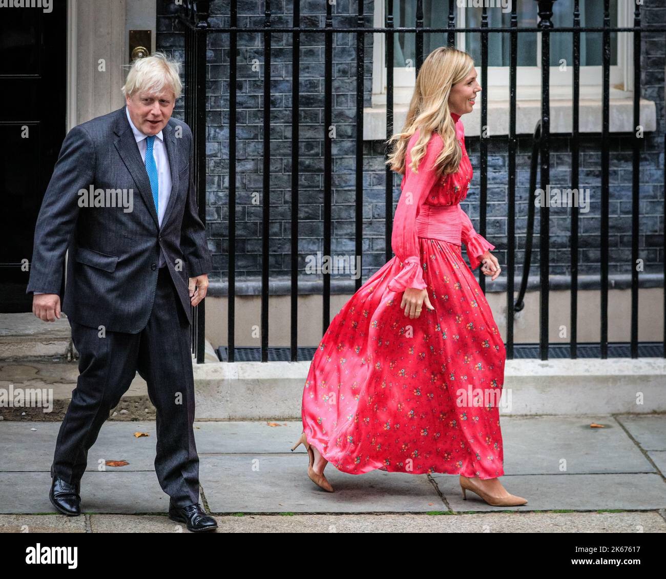 Carrie Johnson, Boris Johnsons Frau, im lang schwebenden pinken Maxikleid der britischen Marke Hamur, Downing Street Stockfoto