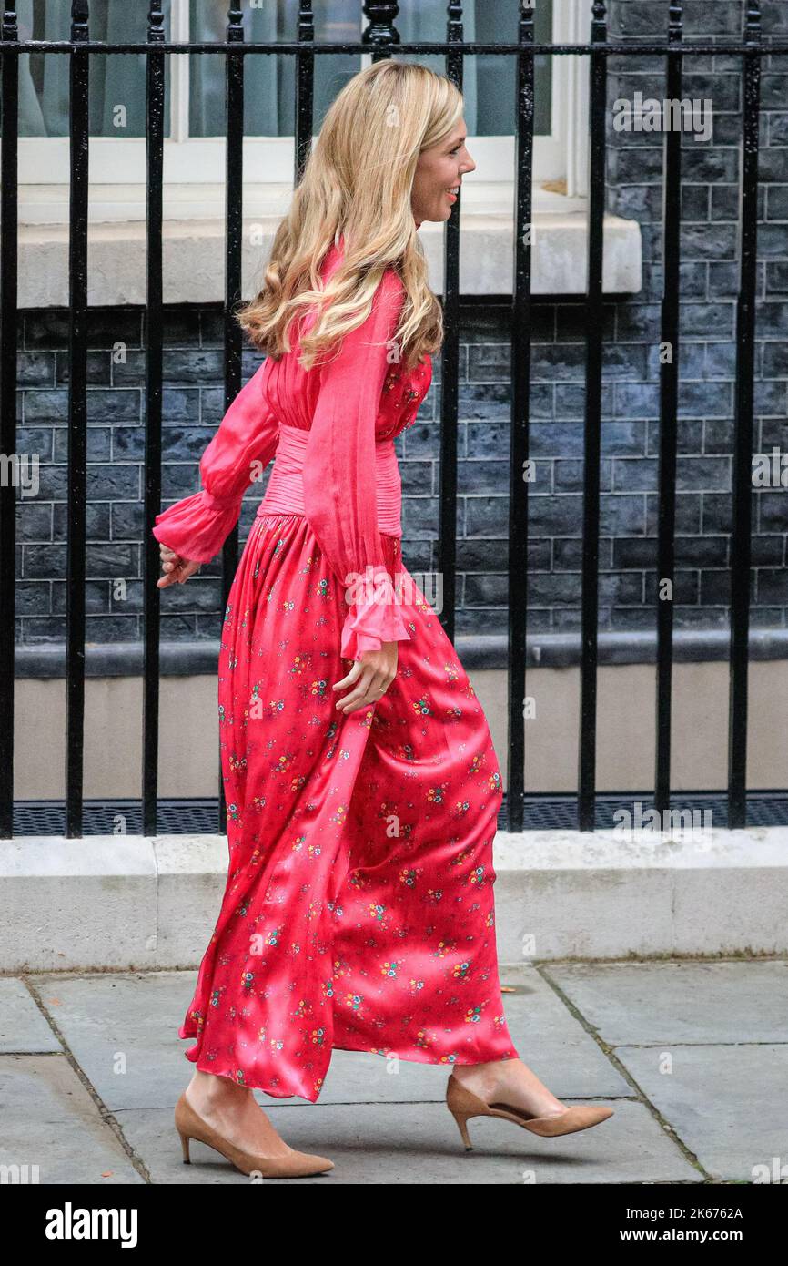 Carrie Johnson, Boris Johnsons Frau, im lang schwebenden pinken Maxikleid der britischen Marke Hamur, Downing Street Stockfoto