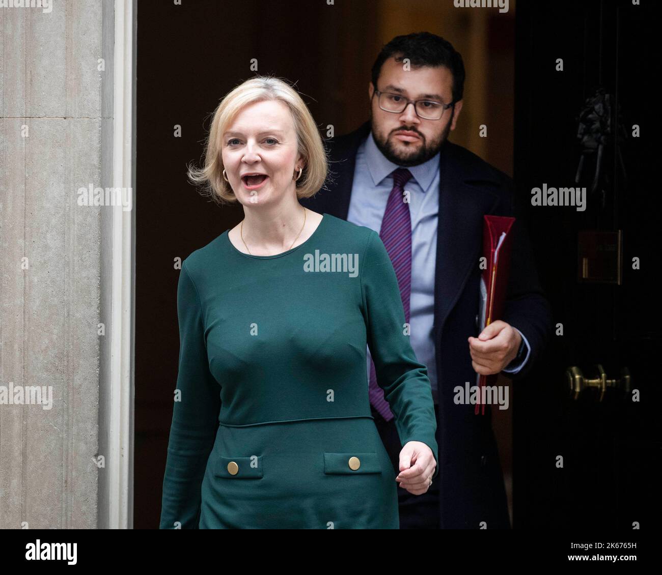 Premierministerin Liz Truss verlässt die Downing Street Nummer 10, flankiert von ihrem Berater Jason Stein. Großbritannien, London. Stockfoto