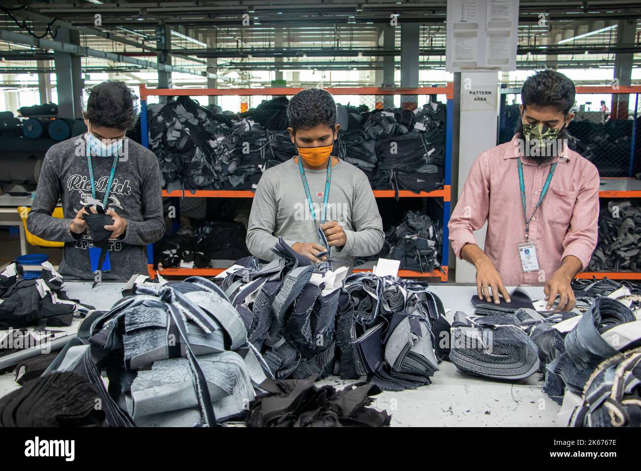 Gazipur, Dhaka, Bangladesch. 12. Oktober 2022. In einer Bekleidungsfabrik in Gazipur, Bangladesch, stellen Arbeiter Kleidung her. Vier von fünf der 4,4 Millionen Beschäftigten in der Bekleidungsindustrie in Bangladesch sind Frauen. Die Ready-Made-Garment-Industrie (RMG) ist ein Hauptpfeiler dieser wirtschaftlichen Erfolgsgeschichte. Bangladesch ist heute einer der größten Bekleidungsexporteure der Welt, wobei der RMG-Sektor 84 % der Exporte Bangladeschs ausmacht. Kredit: ZUMA Press, Inc./Alamy Live Nachrichten Stockfoto