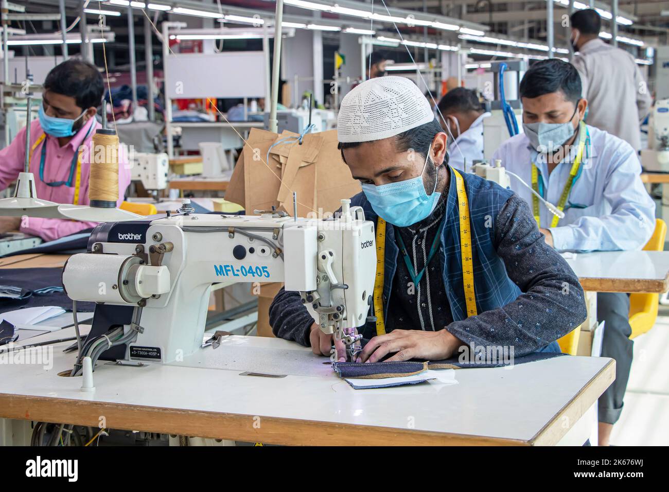 Gazipur, Dhaka, Bangladesch. 12. Oktober 2022. In einer Bekleidungsfabrik in Gazipur, Bangladesch, stellen Arbeiter Kleidung her. Vier von fünf der 4,4 Millionen Beschäftigten in der Bekleidungsindustrie in Bangladesch sind Frauen. Die Ready-Made-Garment-Industrie (RMG) ist ein Hauptpfeiler dieser wirtschaftlichen Erfolgsgeschichte. Bangladesch ist heute einer der größten Bekleidungsexporteure der Welt, wobei der RMG-Sektor 84 % der Exporte Bangladeschs ausmacht. Kredit: ZUMA Press, Inc./Alamy Live Nachrichten Stockfoto