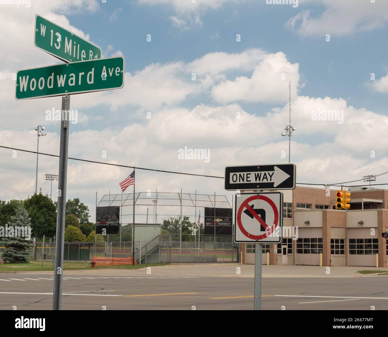 ROYAL OAK, MI/USA - 17. AUGUST 2014: Die Woodward Avenue an der 13 Mile Road ist das Zentrum der jährlichen Woodward Dream Cruise. Stockfoto