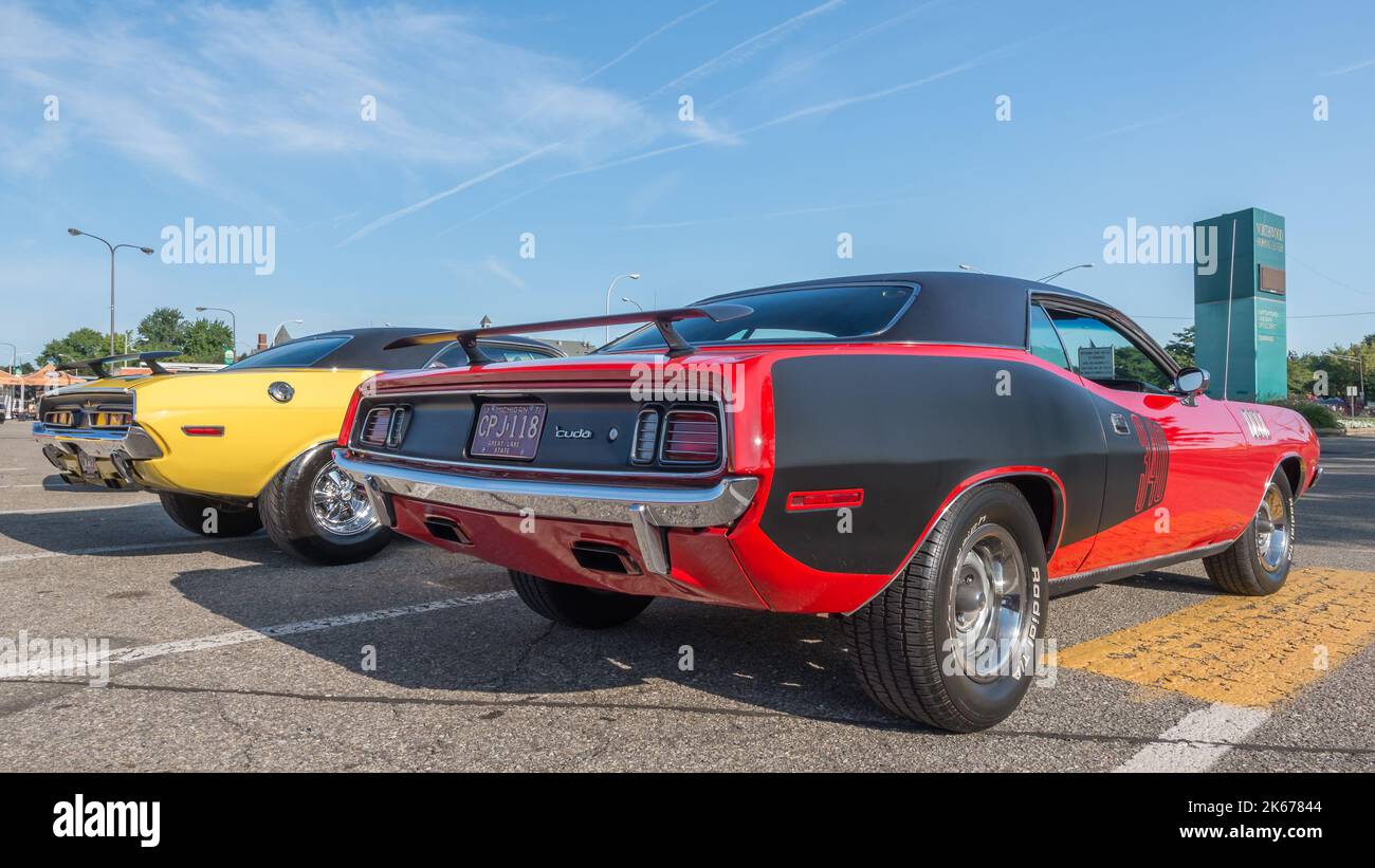 ROYAL OAK, MI/USA - 15. AUGUST 2014: Dodge Challenger und 1971 Plymouth 'cuda (Barracuda) Autos, Woodward Dream Cruise. Stockfoto