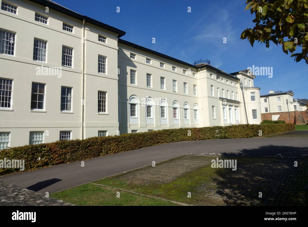 Der beeindruckende Halbmond war früher das erste Gloucestershire County Asylum und dann das Horton Road Hospital, das 2005 in Wohnungen umgewandelt wurde Stockfoto