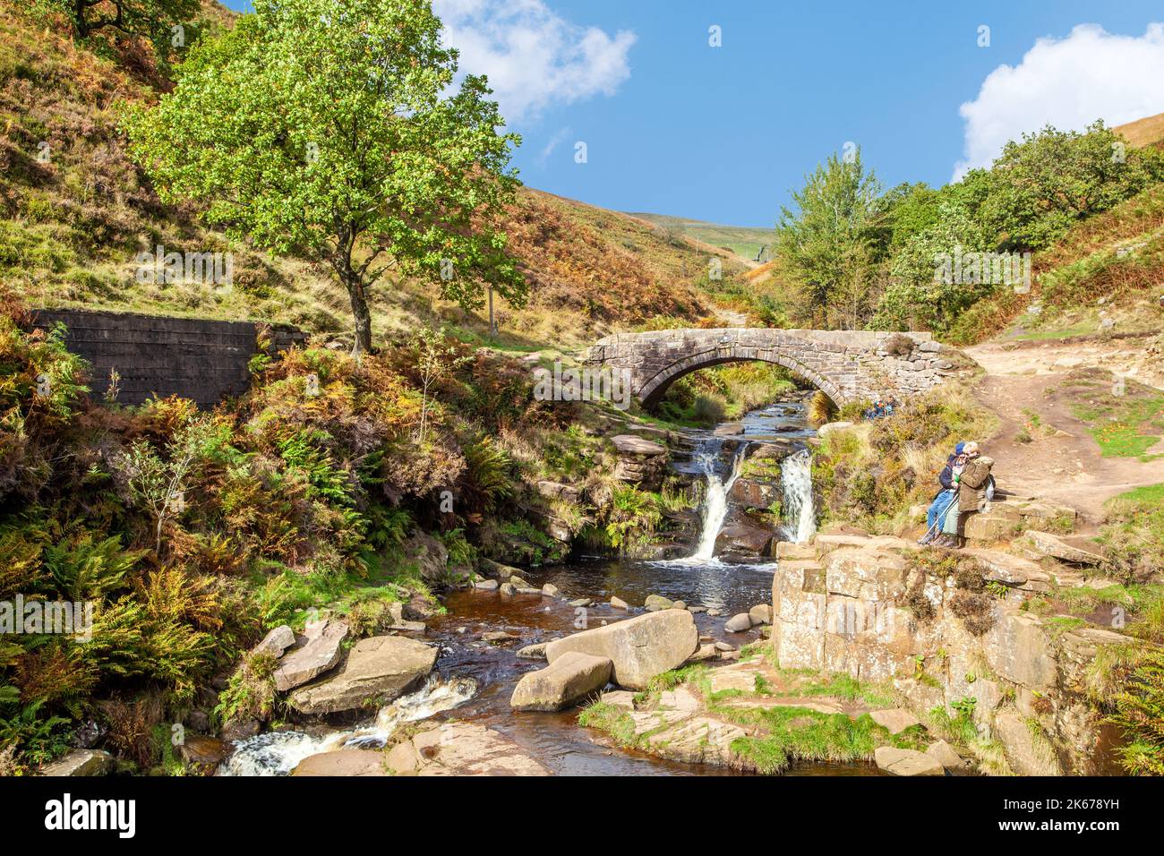 Die Packhorse-Brücke über den Fluss Dane am Three Shires Head auf dem AX Edge Moor, wo sich Chishire, Derbyshire und Staffordshire im Peak District treffen Stockfoto