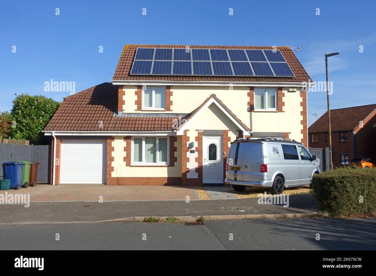 Kleines Einfamilienhaus mit Solar-PV-Array auf dem Dach Tewskebury UK Stockfoto