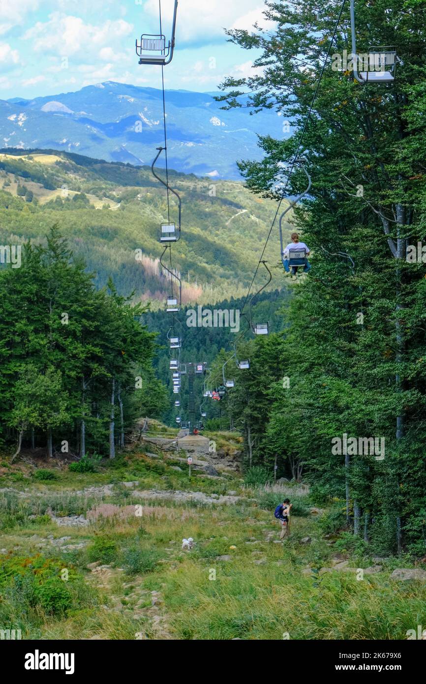 Sessellift über die Berge und wolkigen Himmel. Nationalpark Appennino Tosco-Emiliano. Lagdei, Emilia-Romagna Stockfoto