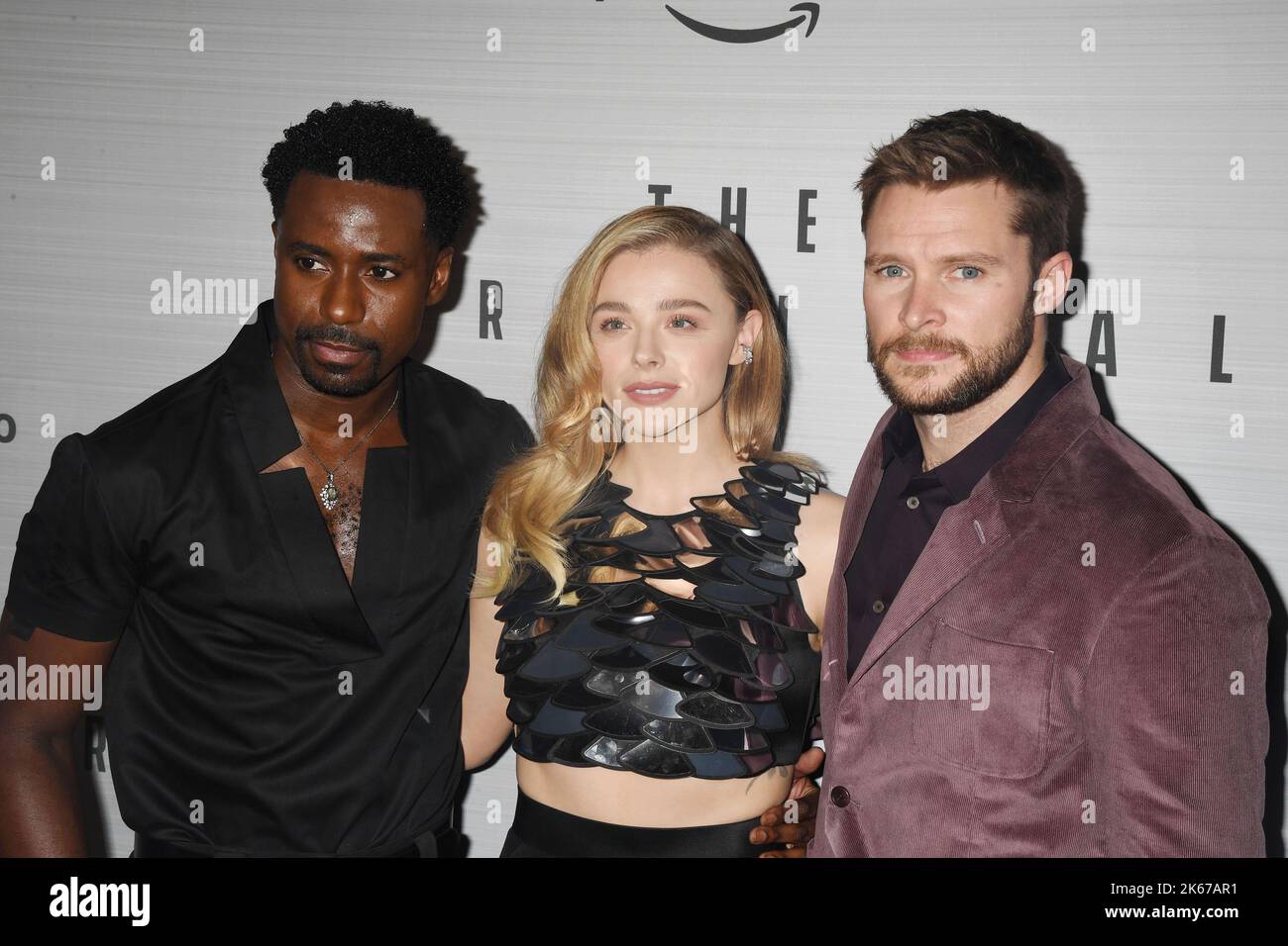 LOS ANGELES, CA - 11. OKTOBER: (L-R) Gary Carr, Chloë Grace Moretz und Jack Reynor nehmen an der Premiere von Prime Video „The Periferal“ im Theater bei Ace Teil Stockfoto