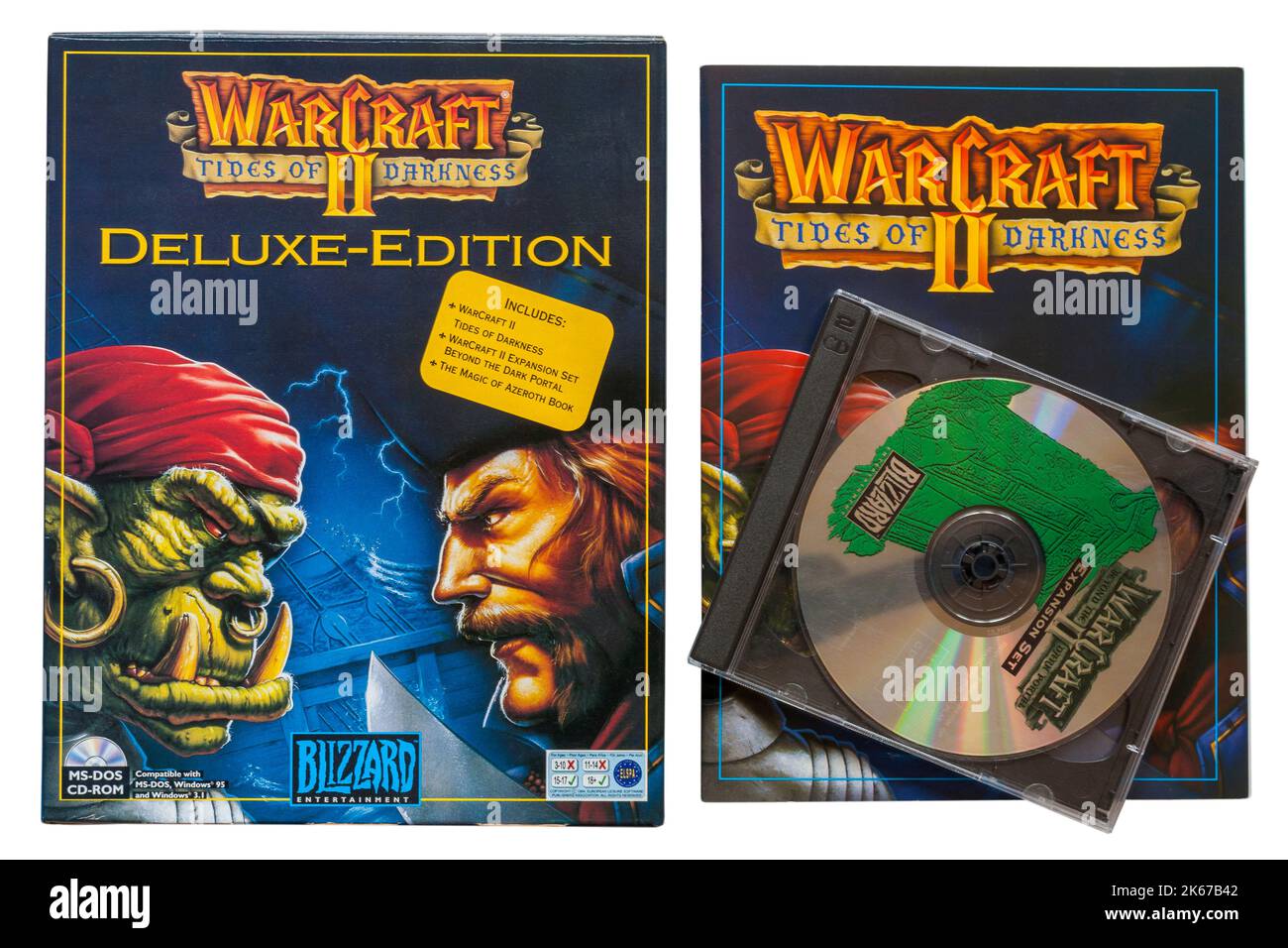Warcraft II Tides of Darkness Deluxe-Computerspiel mit Buch und Scheibe isoliert auf weißem Hintergrund Stockfoto
