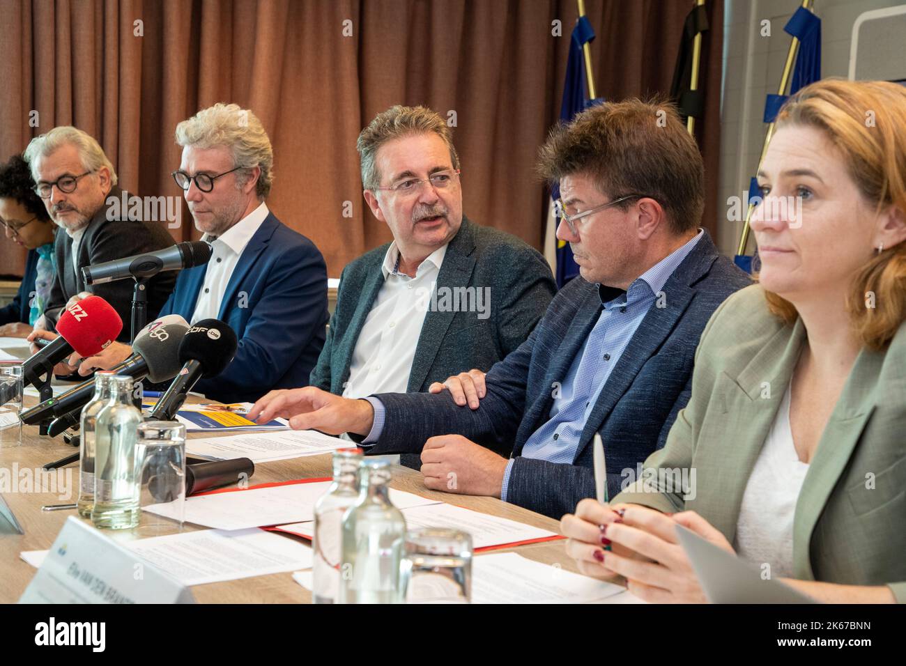 Barbara Trachte, Staatssekretärin für wirtschaftliche Transition und Forschung im Raum Brüssel, Ministerin für Arbeit und Ausbildung, Berufsbildung, Kommunen, Digitalisierung, Tierschutz und Kindergeld Bernard Clerfayt, Minister für Wirtschaft, Umwelt und Klima, soziale Integration und Gesundheit, Energie, Wasser, Sauberkeit, Der Brüsseler Hafen und der Gesundheitsminister Alain Maron, Minister für Wohnungsbau und Stadterneuerung, Raumentwicklung, Sicherheit und Prävention, Bild von Brüssel, bikulturelle Angelegenheiten, Gebührenpflichtige öffentliche Verkehrsmittel Rudi Vervoort, Brüssel regio Stockfoto