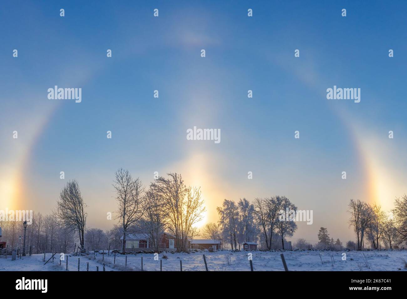 Halo und Sonnenhunde ein kalter Wintertag Stockfoto