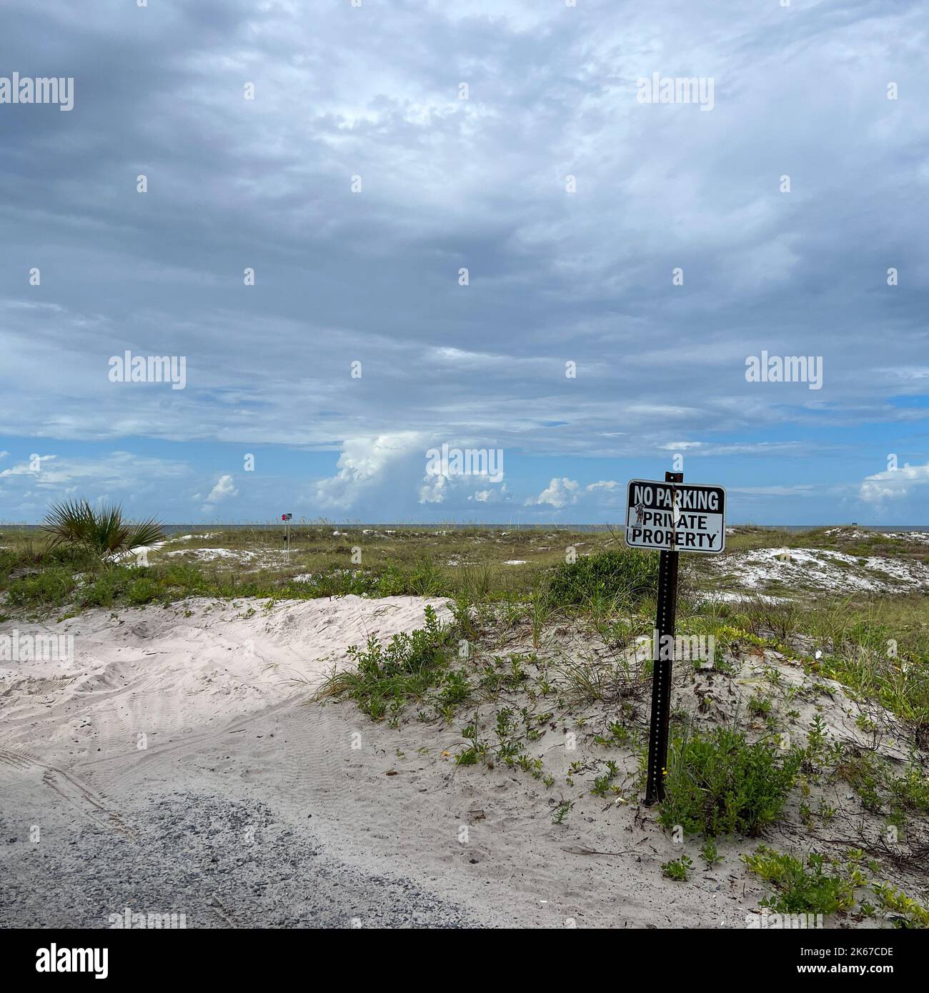 Ein Schild mit einem privaten Grundstück ohne Parkplätze an einem Strand in Rosemary Beach, Florida, an einem bewölkten Tag. Stockfoto