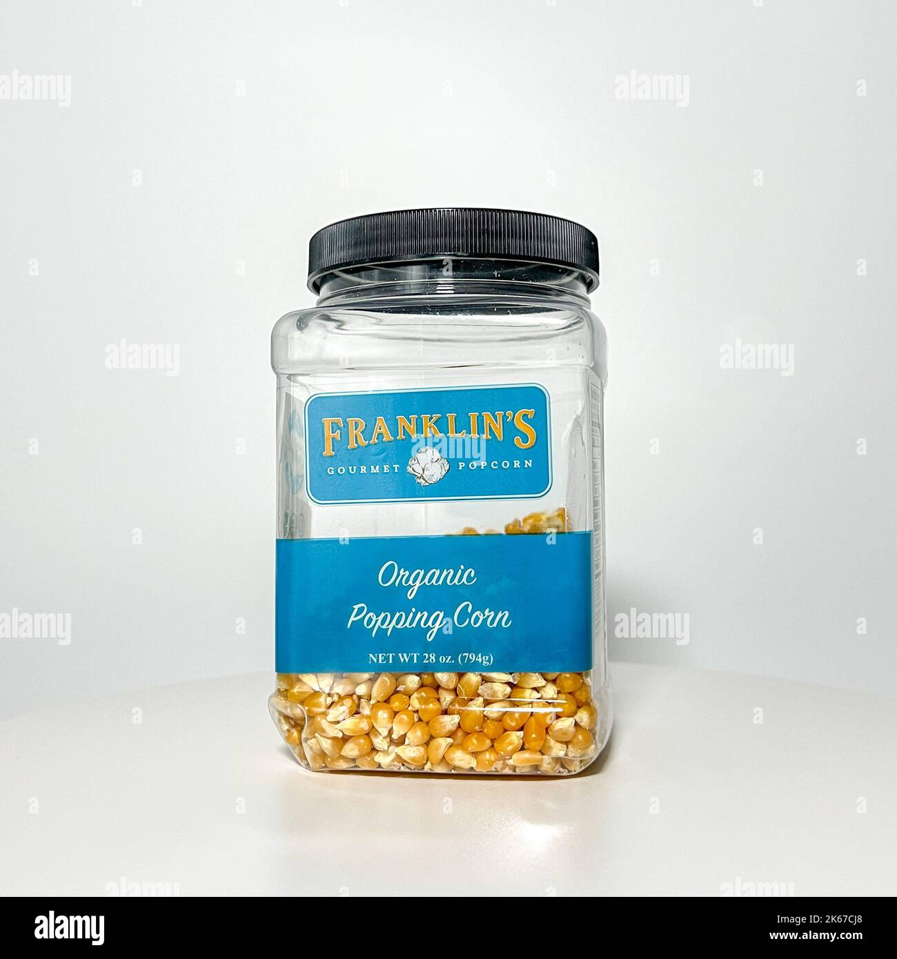 Orlando, FL USA - 14. Juli 2022: Ein Glas Franklins Gourmet Popcorn auf weißem Hintergrund. Stockfoto