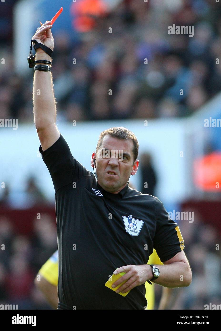 27.. Oktober 2012 - Barclays Premier League - Aston Villa vs Norwich City - Schiedsrichter Phil Dowd verfällt, nachdem er Joe Bennett von Villa wegen eines zweiten buchbaren Vergehens geschickt hatte. - Foto: Paul Roberts / Pathos. Stockfoto
