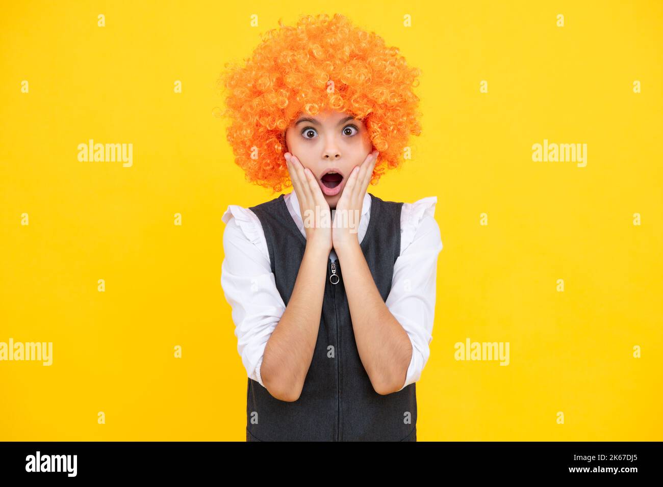 Nahaufnahme Porträt des niedlichen Clown-Mädchen. Überraschendes Gesicht, Überraschungsemotionen von Teenager-Mädchen. Stockfoto