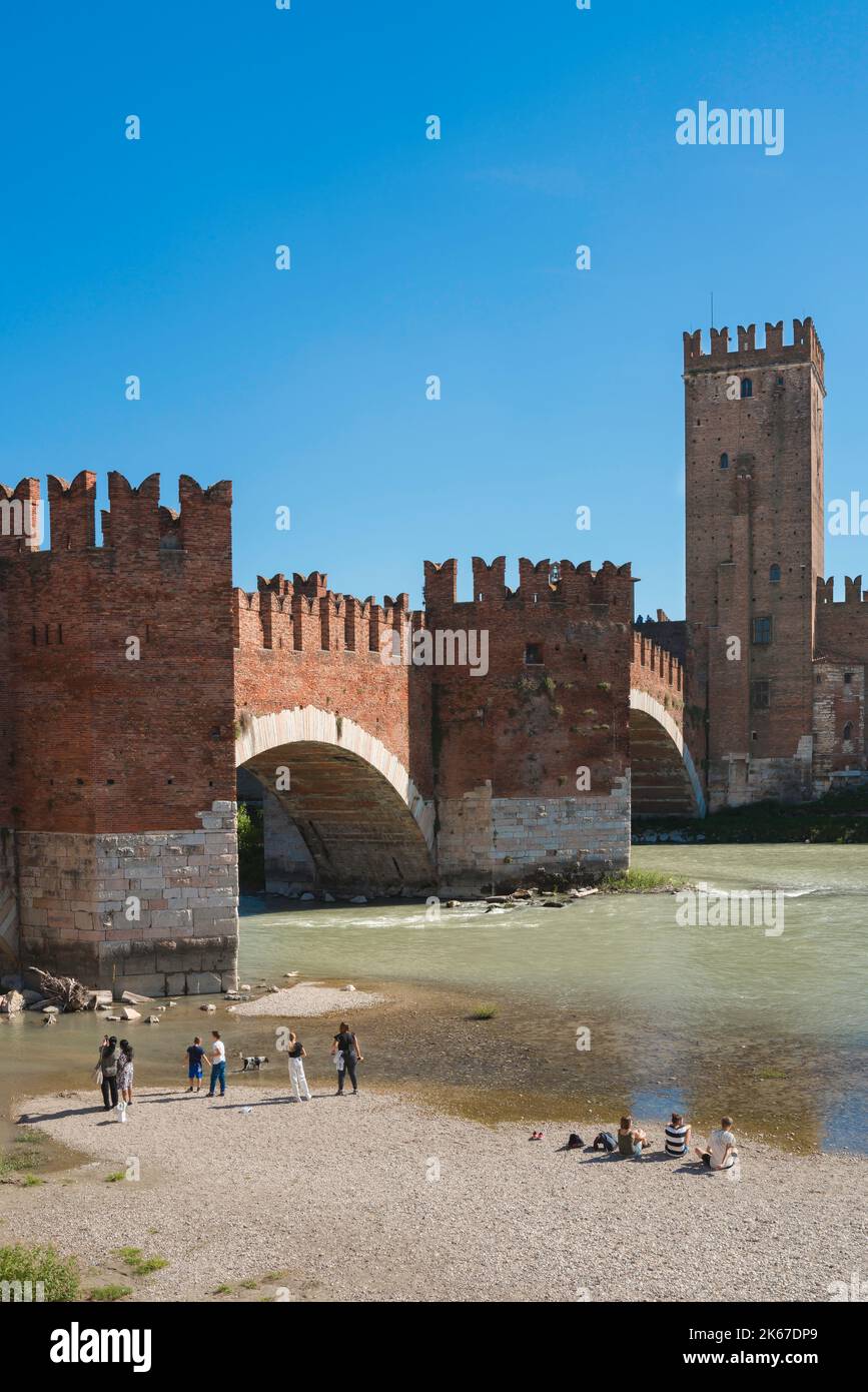 Verona Renaissance-Architektur, Blick im Sommer auf die historische 14. Jahrhundert Ponte Scaligero und Castelvecchio Festung in der Stadt Verona, Italien Stockfoto