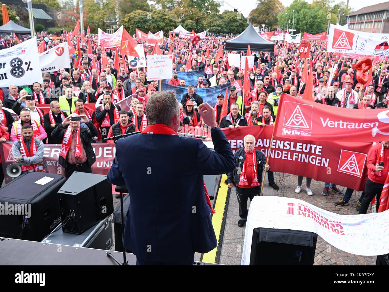 Kornwestheim, Deutschland. 12. Oktober 2022. Roman Zitzelsberger, Landesvorsitzende der IG Metall Baden-Württemberg, spricht vor Demonstranten, die vor der Verhandlungshalle vor der zweiten Tarifverhandlungen in der Metall- und Elektroindustrie in Baden-Württemberg versammelt waren. Quelle: Bernd Weißbrod/dpa/Alamy Live News Stockfoto