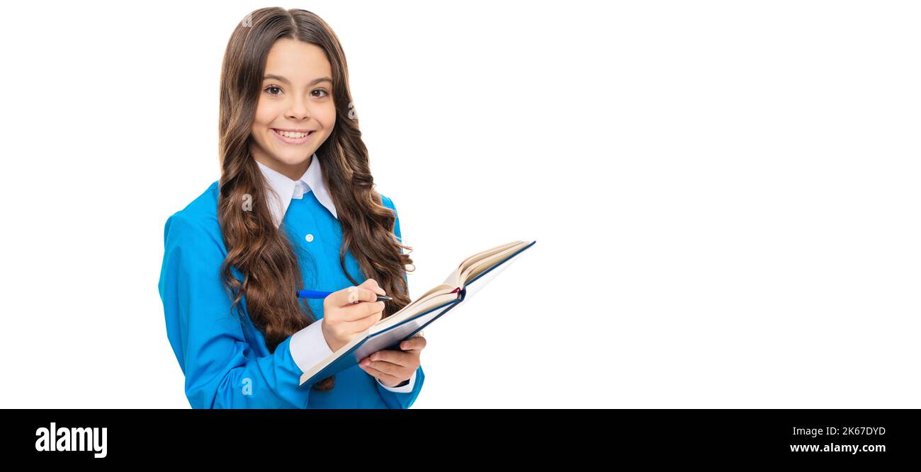 Lernen Sie. Glückliches Kind macht die Hausaufgaben schriftlich. Porträt einer Schülerin, Studio-Banner-Header. Schulkindgesicht, Copyspace. Stockfoto